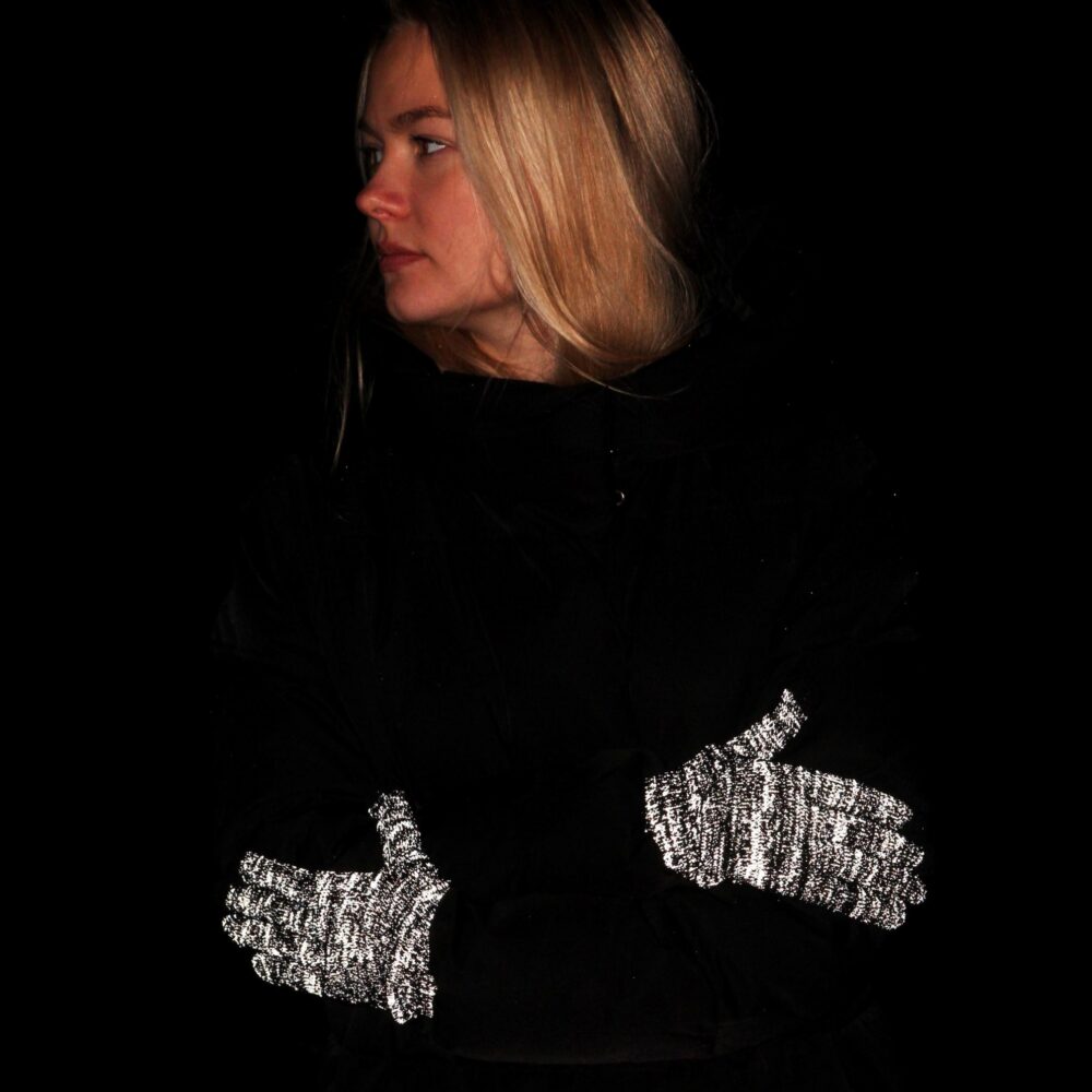 Mustad helkurkindad puutetundlike sõrmeotstega