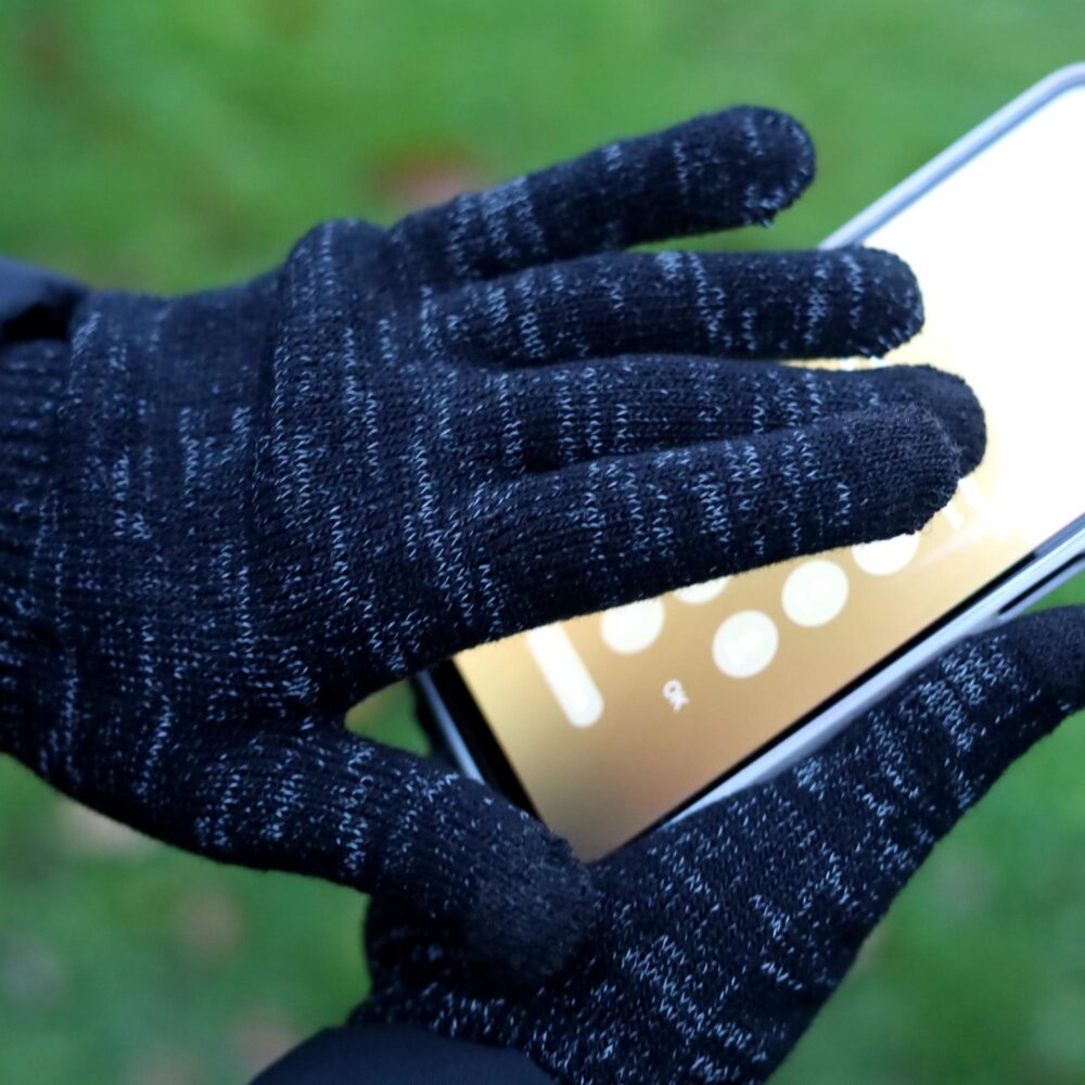 Mustad helkurkindad puutetundlike sõrmeotstega